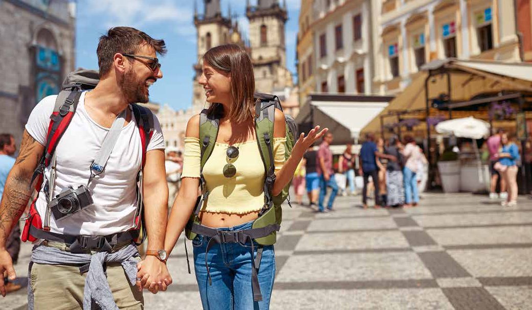 Cuplu de turiști într-un oraș european