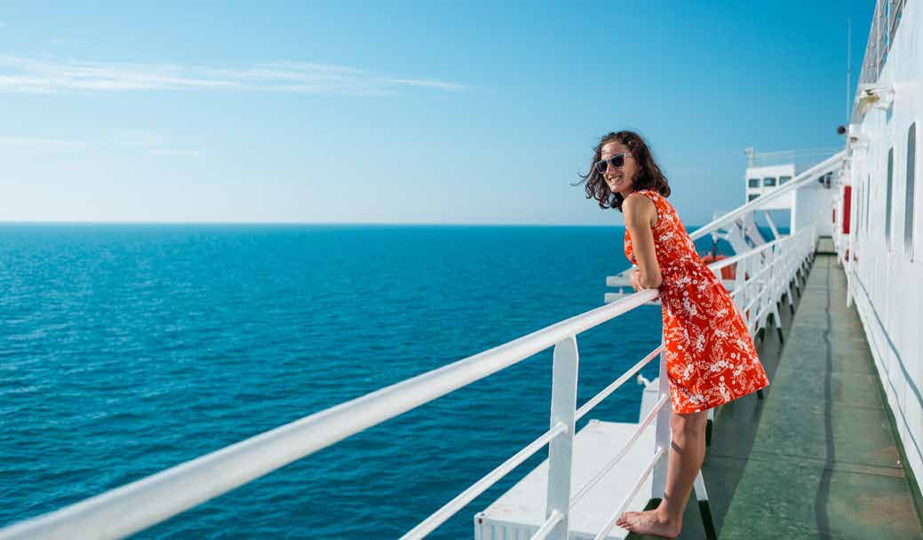 Turistă pe puntea unei nave de croazieră