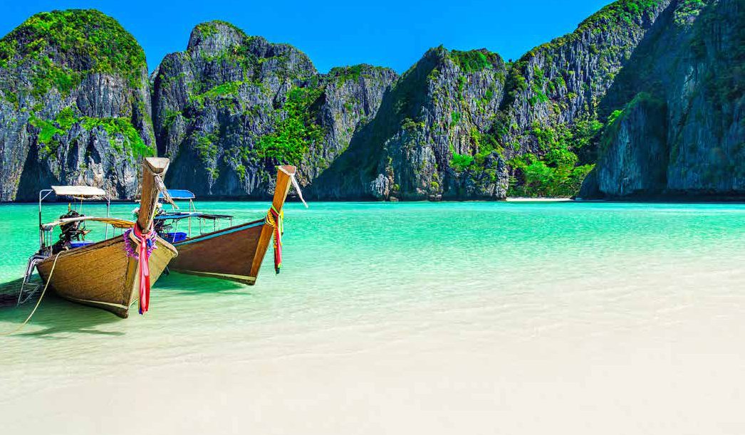 Bărci tradiționale pe plaja din Phi Phi, Thailanda