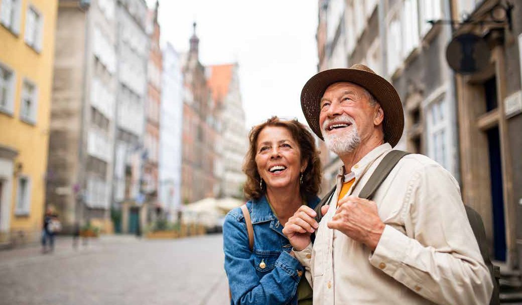 Cuplu de seniori într-un oraș istoric
