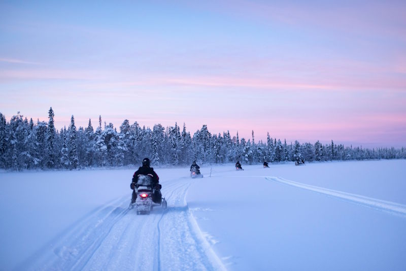 Traseu cu snowmobil